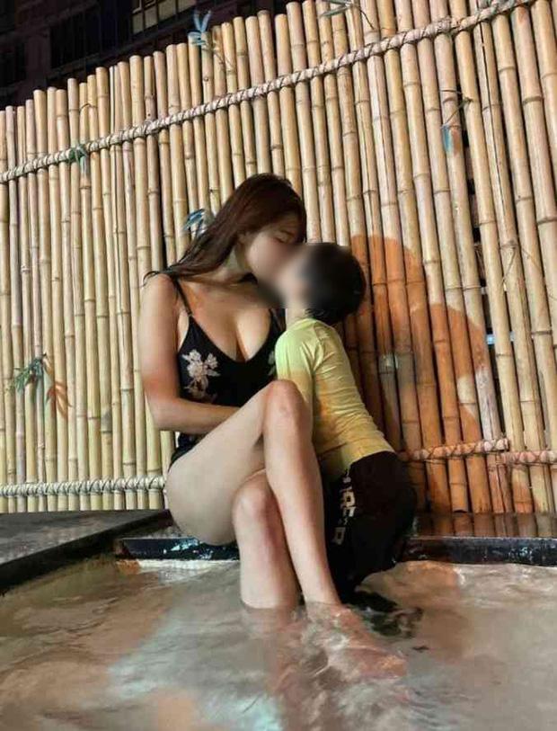 Hot mom hết hôn môi lại cởi sạch tắm cùng con trai ruột-4
