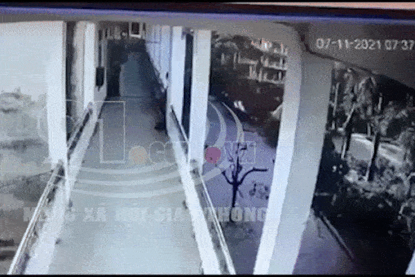 Clip nam sinh ngồi lan can chơi điện thoại, rơi xuống đất tử vong