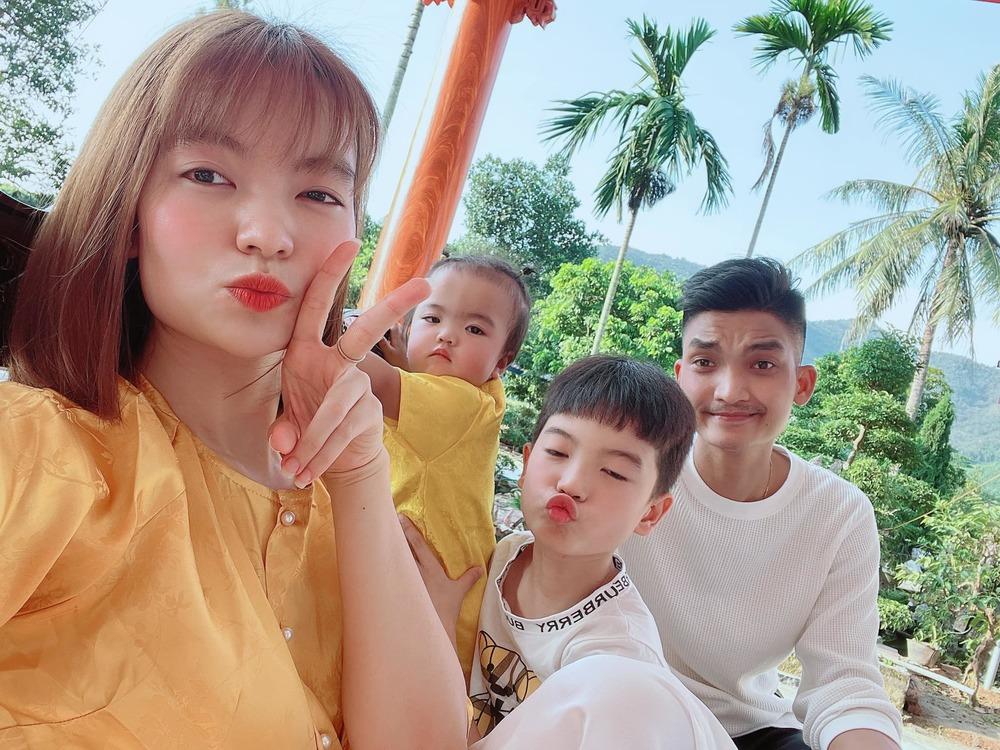 Con gái 11 tháng Mạc Văn Khoa siêu cute, tạo dáng chả kém mẫu nhí-5