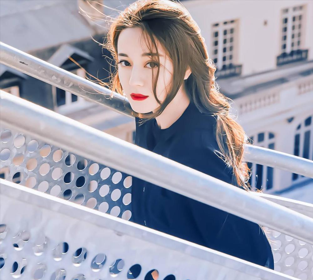 Địch Lệ Nhiệt Ba diện đồ mùa đông khoe da trắng muốt nhìn là mê-6