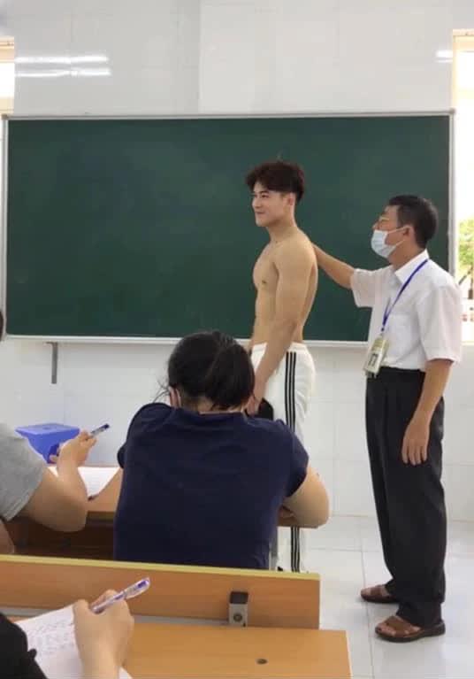 Giáo viên yêu cầu học sinh cởi áo trước lớp - 2sao