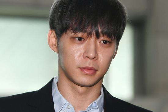 Park Yoo-chun tung album mới giữa bê bối cần sa của em trai
