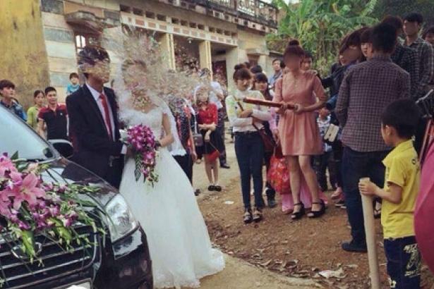 Cô dâu chú rể méo mặt khi bị pháo giấy bắn thẳng vào mặt-2