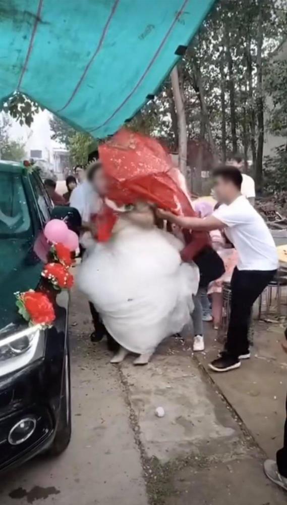 Cô dâu chú rể méo mặt khi bị pháo giấy bắn thẳng vào mặt-3