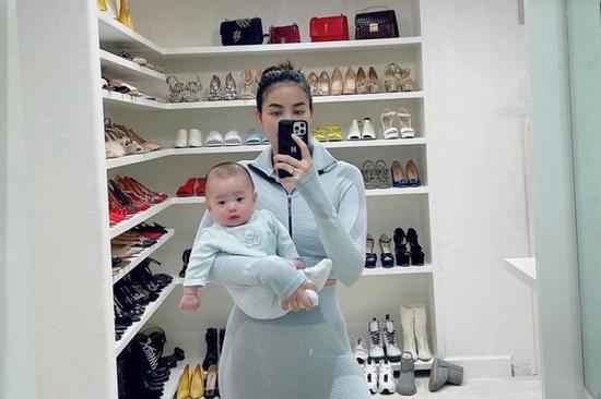 Phạm Hương bế con, khoe 'trá hình' góc nhà chất ngập hàng hiệu