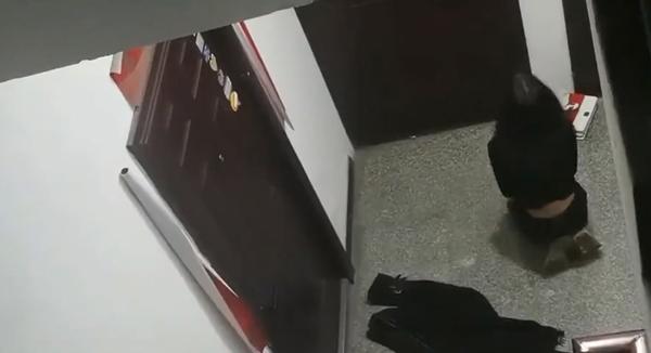 Cãi nhau với bạn trai, cô gái khóc lóc quỳ gối van xin được vào nhà-1