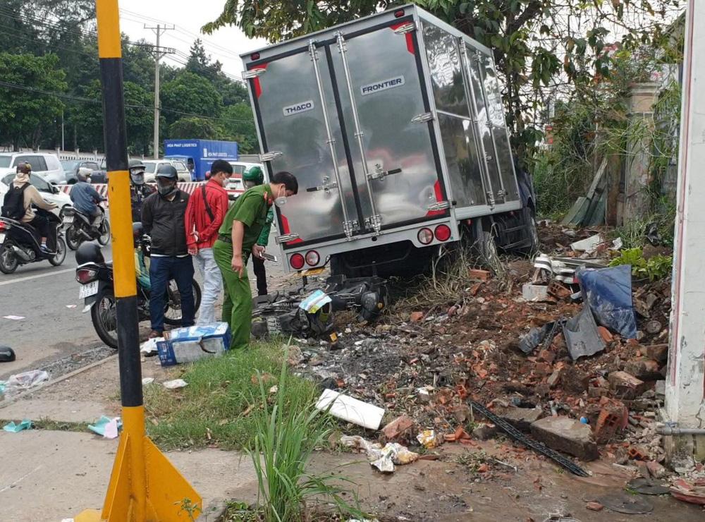 Bình Dương: Xe điên mất lái, tông hàng loạt xe máy trên Quốc lộ-2