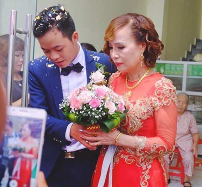 Cô dâu 62 tuổi sửa 1 điểm trẻ hẳn ra, xứng đôi cùng chồng ra phết!-2