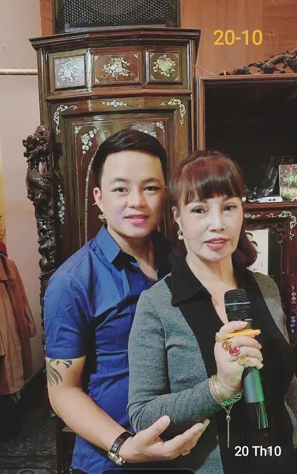 Cô dâu 62 tuổi sửa 1 điểm trẻ hẳn ra, xứng đôi cùng chồng ra phết!-4