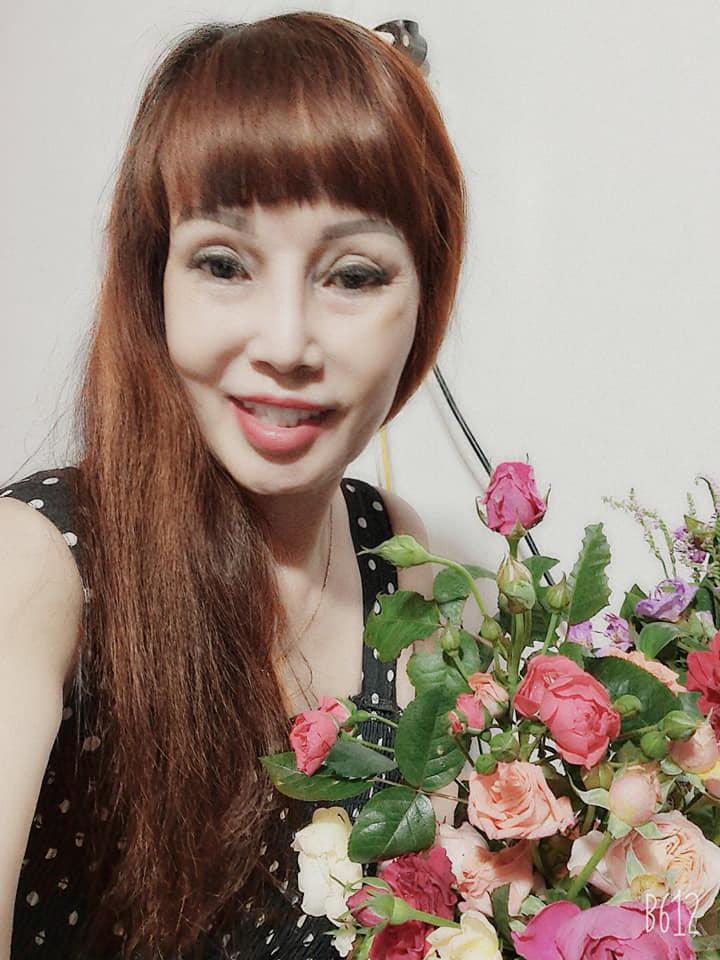 Cô dâu 62 tuổi sửa 1 điểm trẻ hẳn ra, xứng đôi cùng chồng ra phết!-5