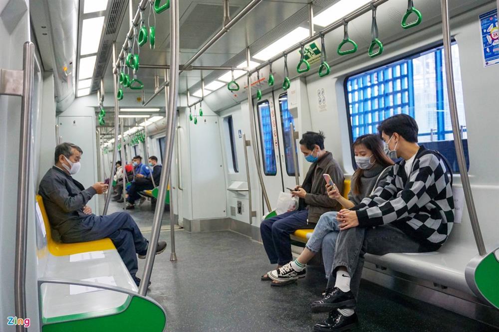 Giới trẻ đi tàu Cát Linh: ‘Bõ công chờ 10 năm để trải nghiệm’-1