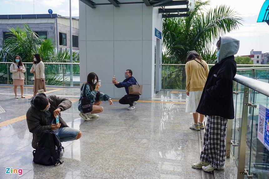 Giới trẻ đi tàu Cát Linh: ‘Bõ công chờ 10 năm để trải nghiệm’-5