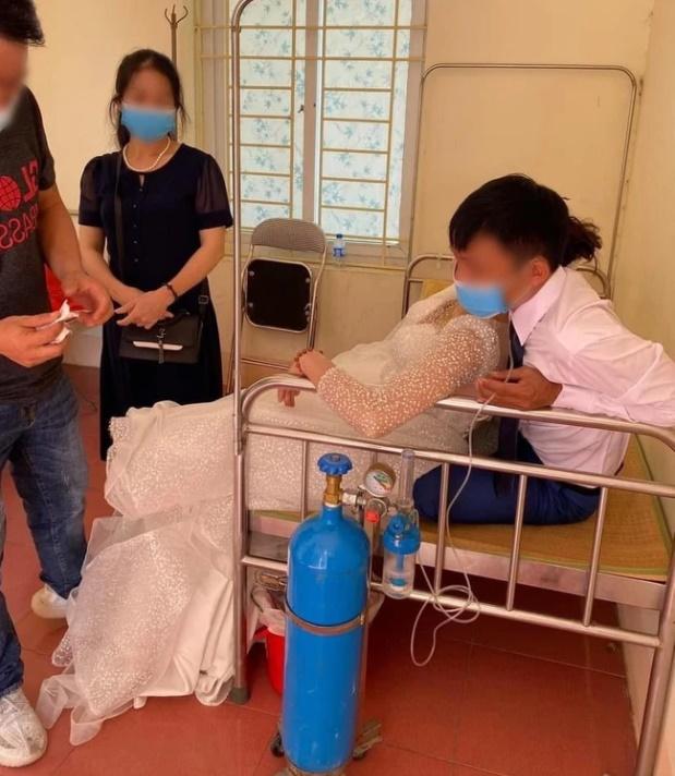 Đợi cả mùa dịch để cưới, đúng ngày lên xe hoa cô dâu vào trạm y tế gấp-4