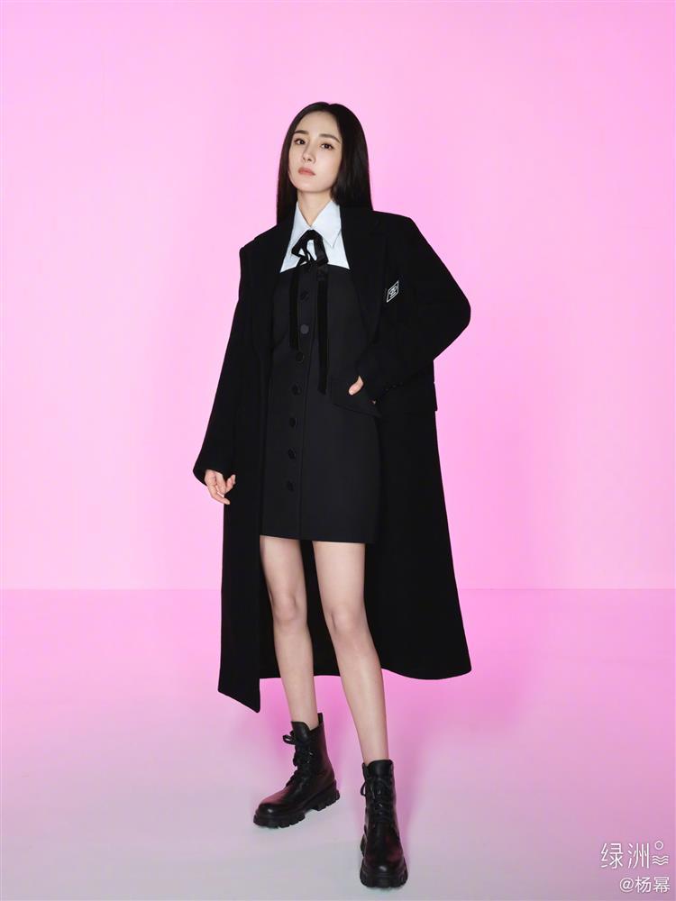 Dương Mịch khoe chân dài cực phẩm trong loạt đồ đông hot trend-1