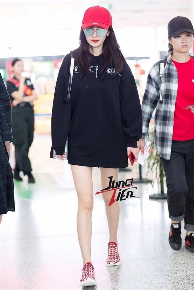 Dương Mịch khoe chân dài cực phẩm trong loạt đồ đông hot trend-4