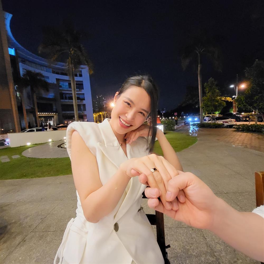 Đông Nhi - Ông Cao Thắng kỷ niệm cưới, cử chỉ nhìn phát hờn-2