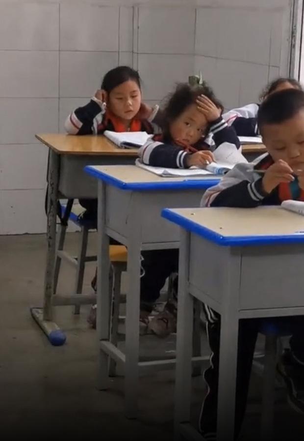 Nhóc tiểu học vò đầu bứt tai học Toán, netizen cười nghiêng ngả-1