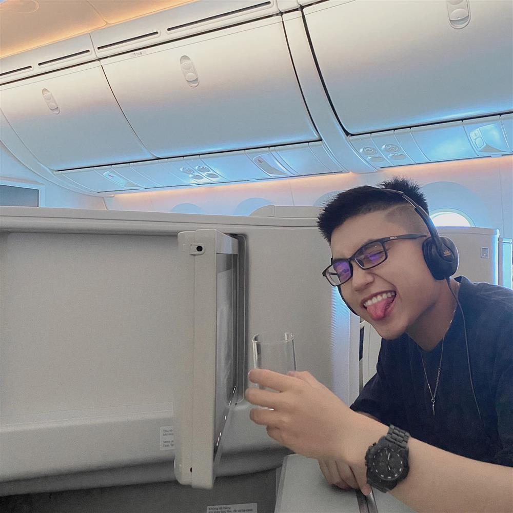 Chàng trai có visual cực đỉnh, hạ cả dàn celeb công ty Sơn Tùng-11