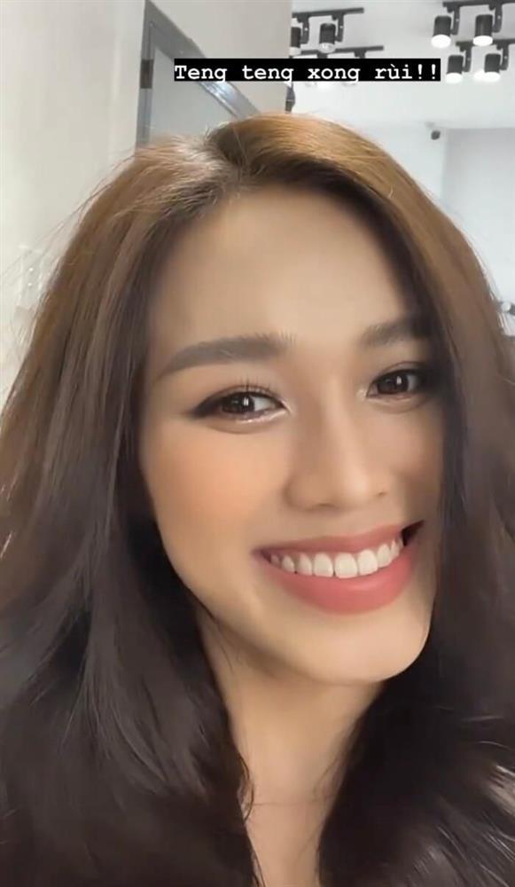 Bật ngửa nhan sắc Đỗ Thị Hà trước và sau khi tự trang điểm-4