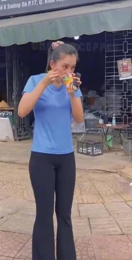 Tiểu Vy bị quay lén ăn bên thùng rác: Visual đẹp nhưng lộ hàng xấu?-2