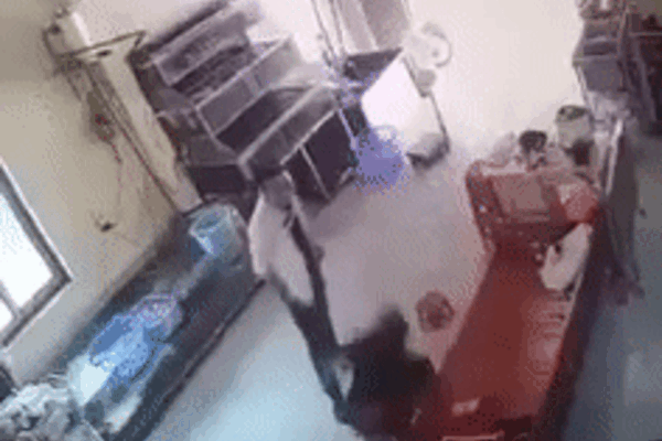 Người phụ nữ bị đánh dã man ở Hà Nội: Xuất huyết não, dập gan, hôn mê-3