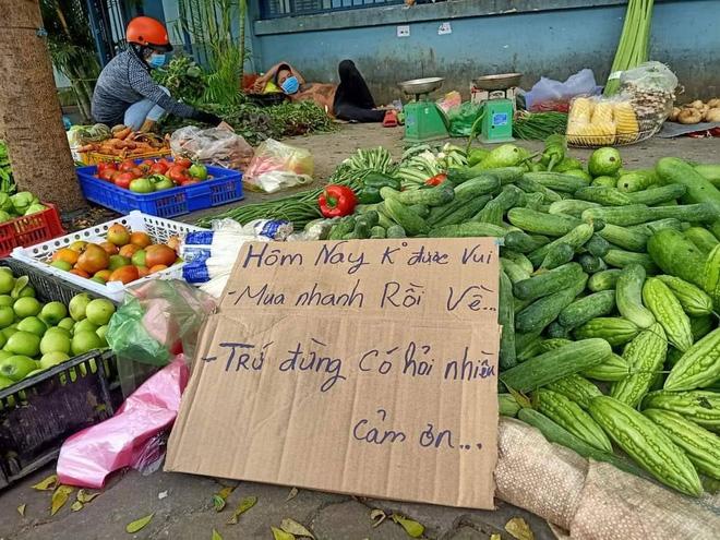 Ngày khó ở, anh bán rau treo slogan dọa khách hàng bạo liệt-1