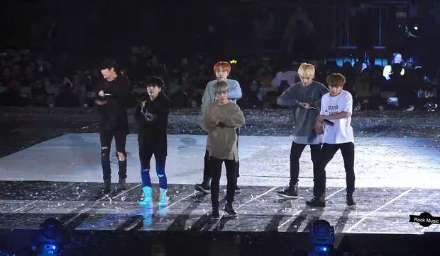 BTS từng phải tủi nhục nhường sân khấu cho 1 cái tên nổi tiếng-4