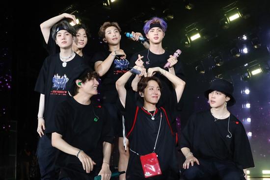 BTS từng phải tủi nhục 'nhường' sân khấu cho 1 cái tên nổi tiếng