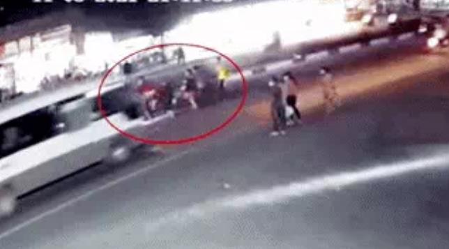 Clip: Xe máy đâm hàng loạt người qua đường khiến tất cả lạnh gáy-1