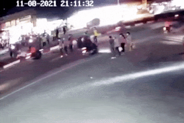 Clip: Xe máy đâm hàng loạt người qua đường khiến tất cả lạnh gáy-2