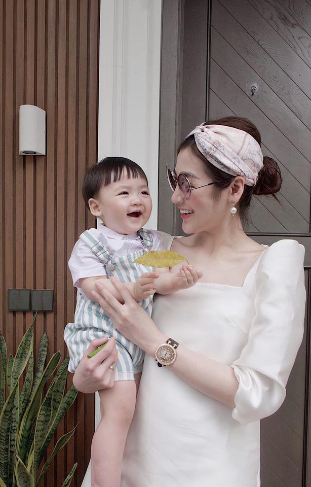Mỹ nhân Vbiz bế con: Hà Hồ như ảnh tạp chí, Quế Vân gây sợ hãi-6