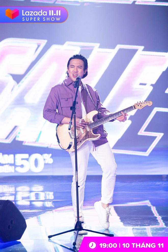 Trấn Thành cùng dàn sao Việt lập rock band tại Lazada Supershow 11.11-5
