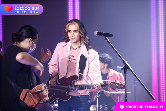 Trấn Thành cùng dàn sao Việt lập rock band tại Lazada Supershow 11.11-6