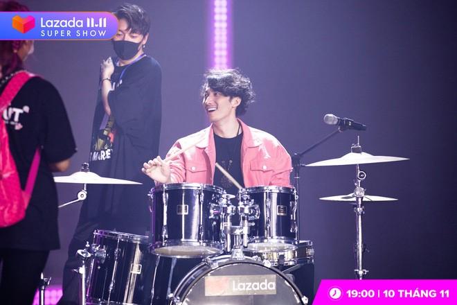 Trấn Thành cùng dàn sao Việt lập rock band tại Lazada Supershow 11.11-8