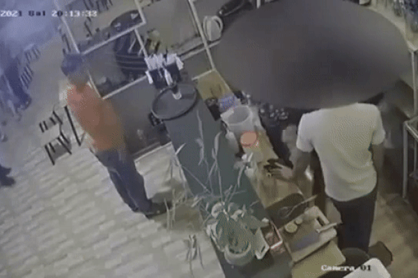 Chủ quán trà chanh bị khách chém dã man: Bắt 2 tên côn đồ-3