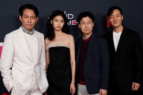 Dàn sao 'Squid Game' ngạc nhiên vì được 'tay bắt mặt mừng' ở nước ngoài