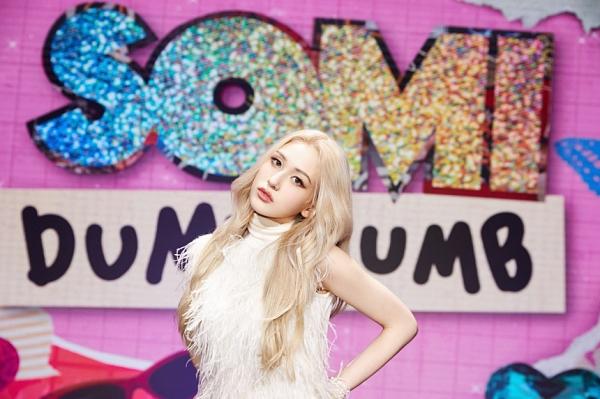 Jeon Somi xếp vị trí thứ 6 trong danh sách. Somi đã nhận được nhiều sự chú ý với hai ca khúc “DUMB DUMB” và “XOXO”. Album đầu tiên của cô nàng “XOXO” đã tẩu tán được hơn 30.700 bản trên Hanteo trong ngày đầu phát hành. .