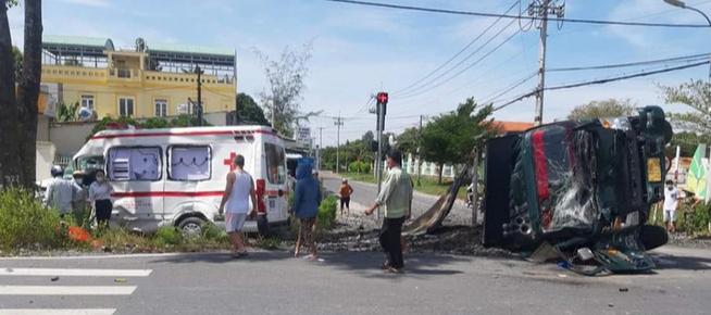 Clip: Xe ben tông thẳng xe cấp cứu chở bệnh nhân Covid-19-2