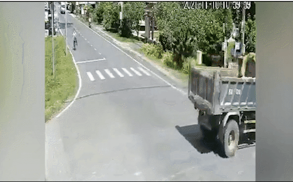 Clip: Xe ben tông thẳng xe cấp cứu chở bệnh nhân Covid-19