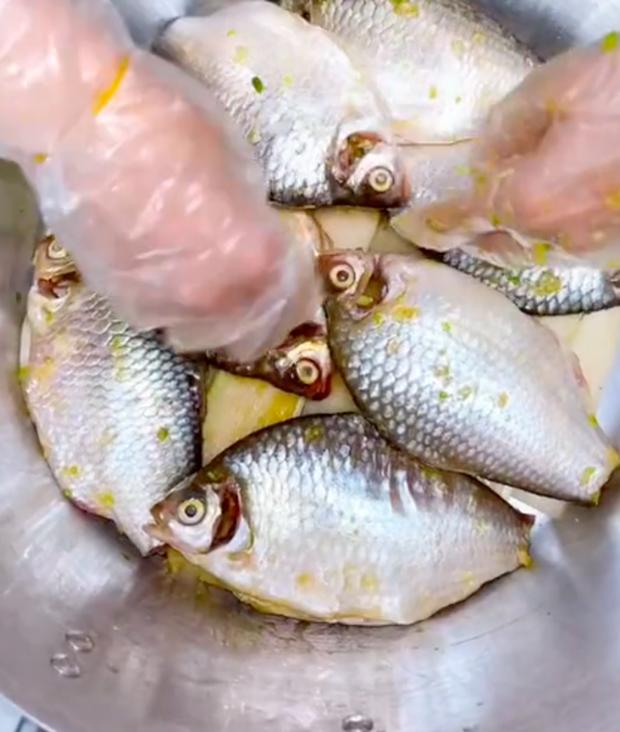 Người miền Tây kho cá mất 22 tiếng, vượt qua đặc sản làng Vũ Đại-1