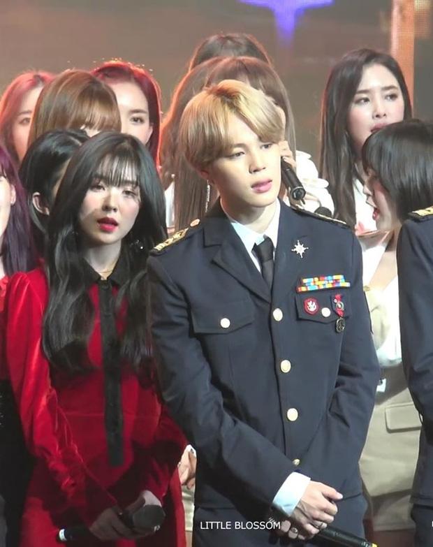 Jimin (BTS) nghĩ gì khi mỉm cười đắm đuối Irene (Red Velvet)?-5