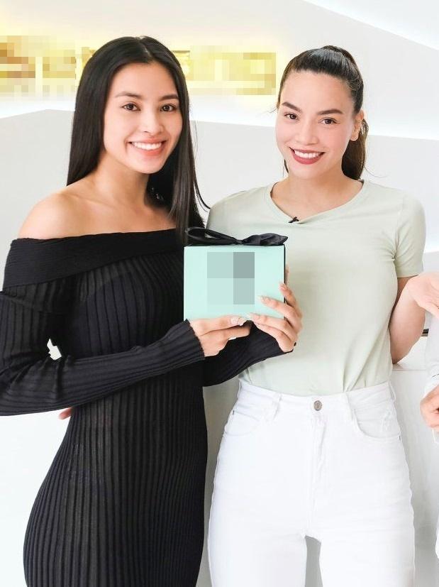 Trần Tiểu Vy đứng cạnh Hồ Ngọc Hà, ai đẹp hơn?-1