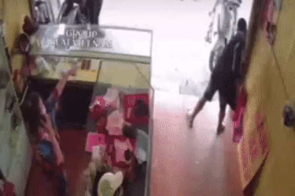 Clip: Bị đe dọa, cô gái chẳng ngại cầm hẳn dao cán dài lùa mạnh