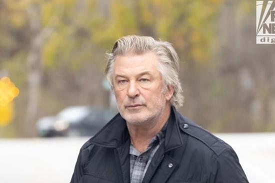 Alec Baldwin chính thức bị kiện sau vụ bắn chết quay phim