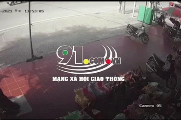 Rùng mình khoảnh khắc bé gái bị ô tô cuốn vào gầm xe tử vong-2