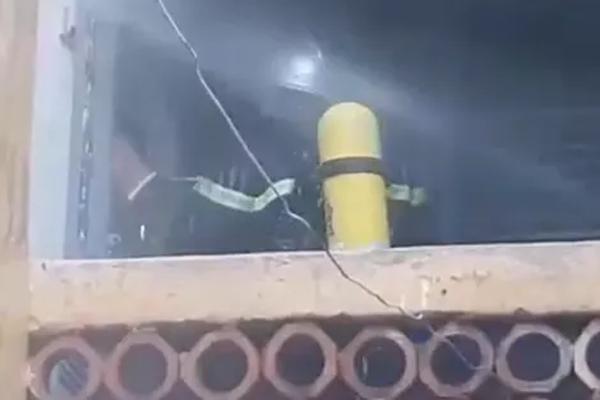 Clip: Đang cháy lớn ở khu tập thể cũ có 80 hộ dân tại Hà Nội-2