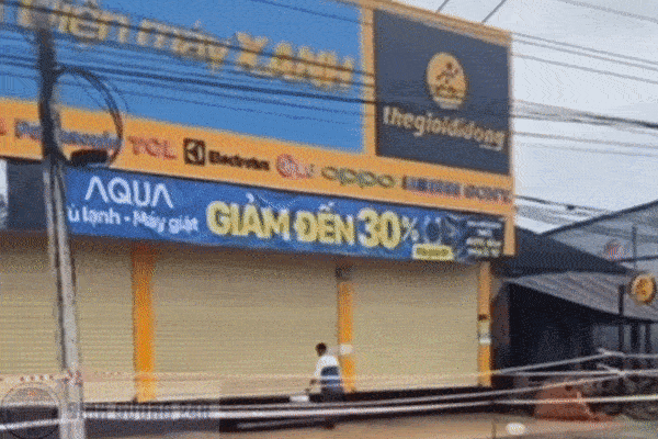 Clip: Giữa trưa, thanh niên phóng hỏa đốt cửa hàng điện máy-1