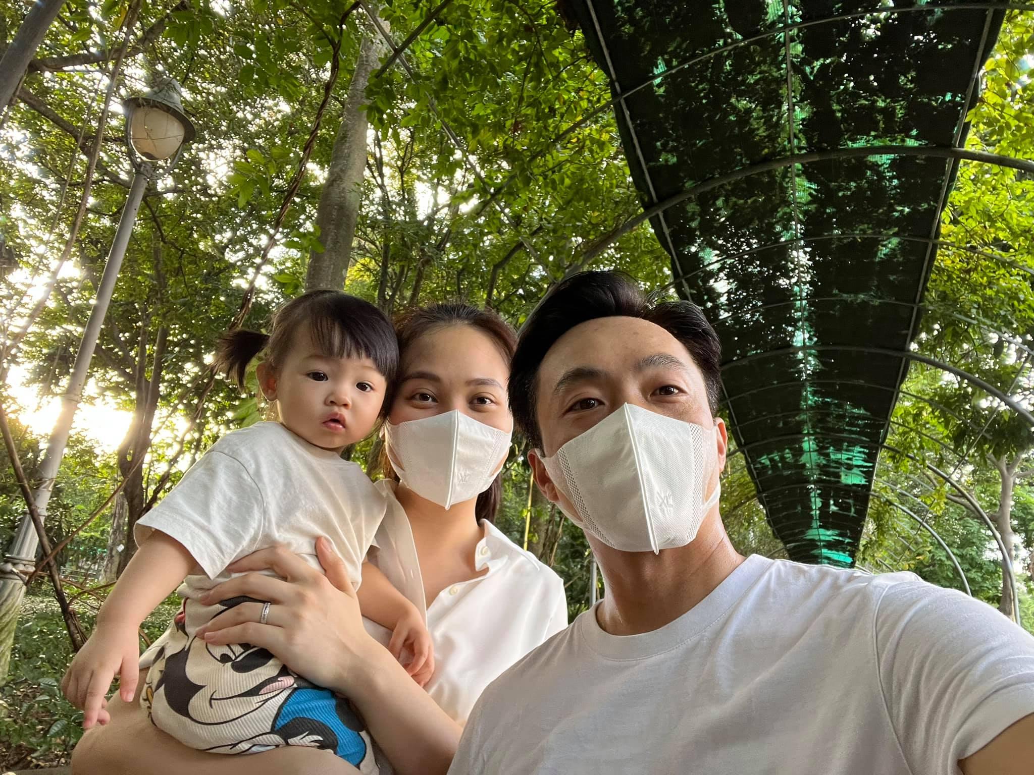 Cường Đô La và Đàm Thu Trang đưa con gái đi chơi Thảo Cầm Viên.
