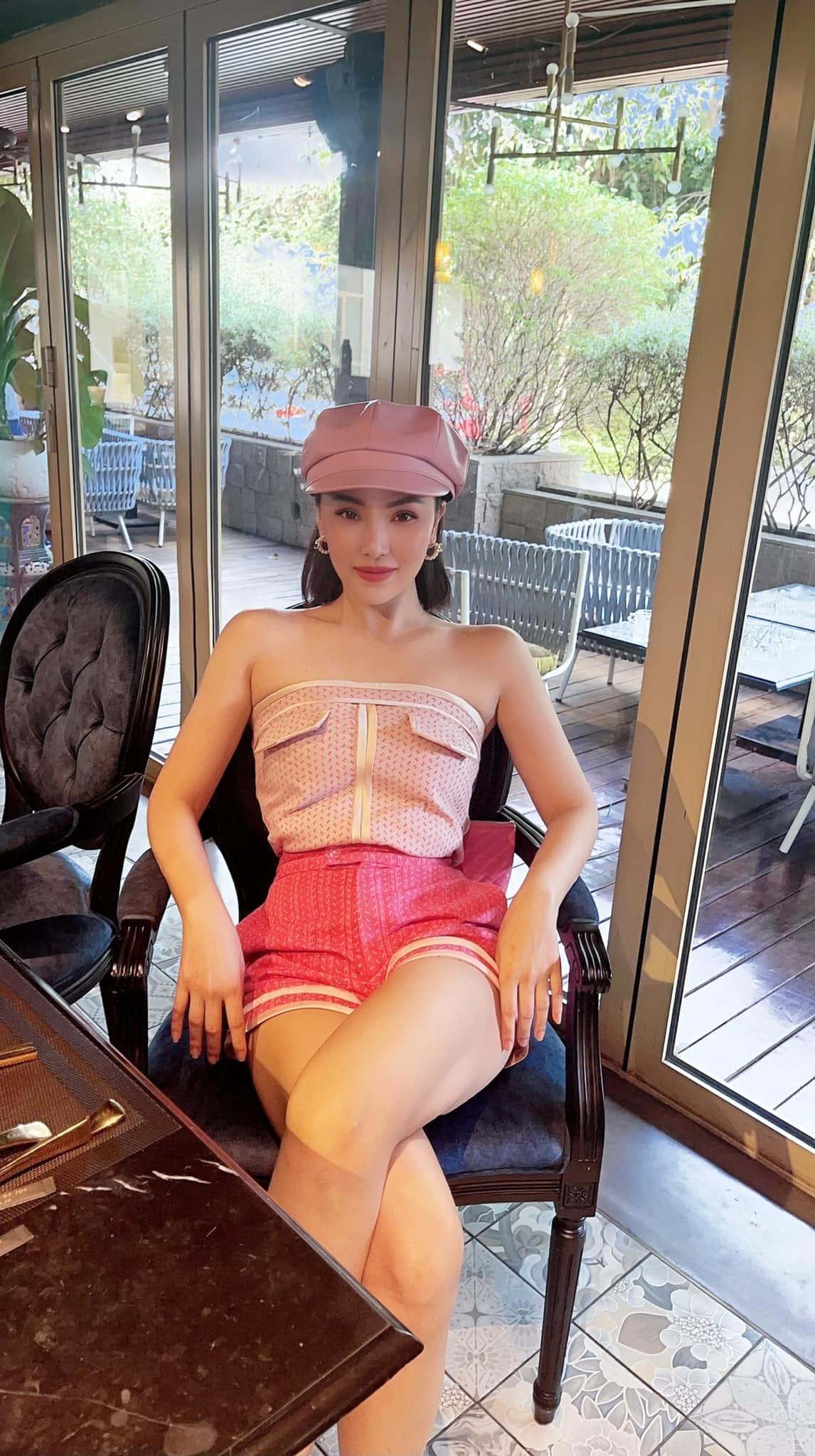 Mở đầu tin sao Việt là chia sẻ của Quỳnh Thư. Giữa ồn ào tình ái với chồng đồng nghiệp, chân dài chiêm nghiệm: 