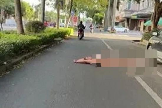 Tập lái xe chán chê, thanh niên 'trần như nhộng' phơi nắng